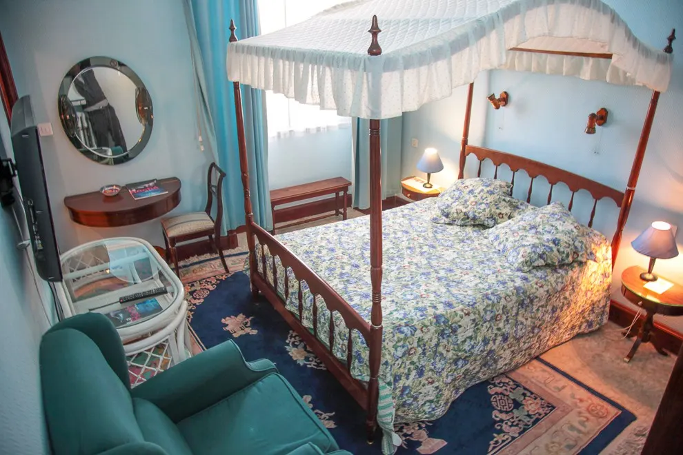 Chambre avec lit à baldaquin