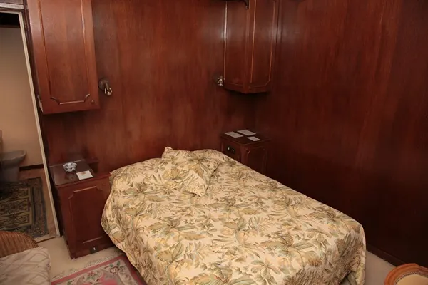 Chambre simple en boiseries