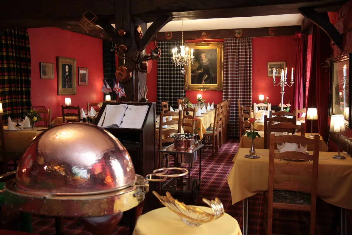 Salle du restaurant aux tons rouges et tartan