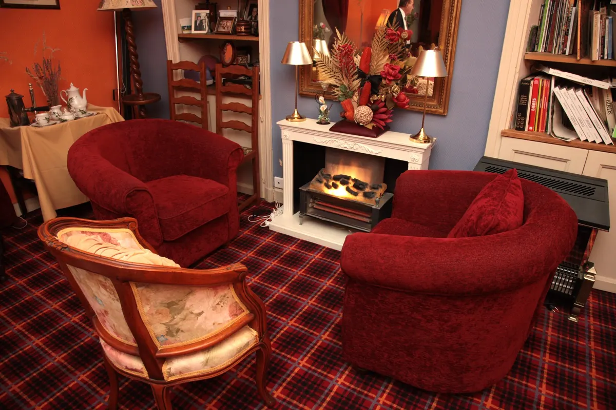 Salle de réception avec grande table dressée
