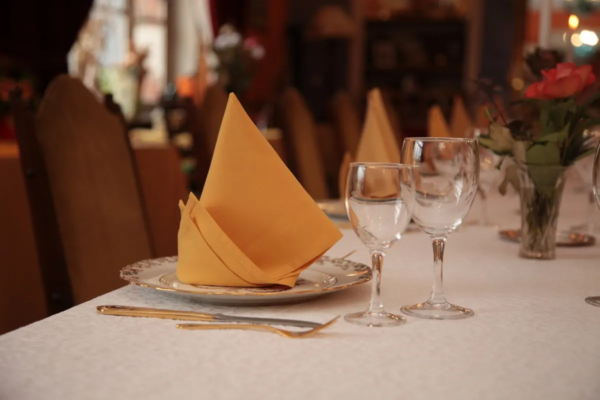 Table dressée avec serviettes pliées